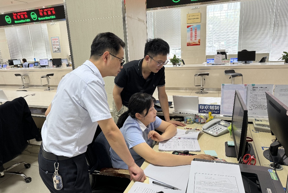 赴行政審批局、陜西國泰招標(biāo)代理有限公司、嵐皋縣秦巴惠物流有限公司進行業(yè)務(wù)交流